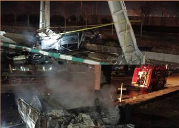 انحراف پژو پارس و برخورد با تیر چراغ برق در کمربندی غربی کرمانشاه